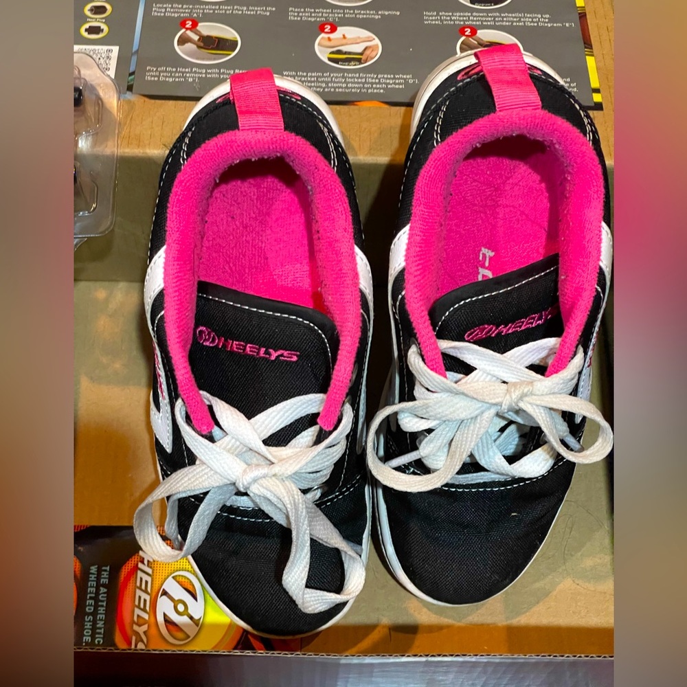 Heeley Skate Shoes;Youth size 2;Black/Hot Pink/ Gently worn/ very good condition